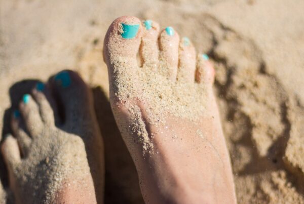 agua de mar en las uñas