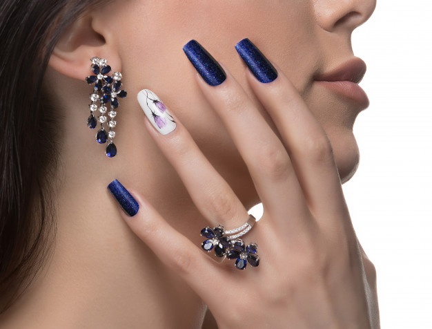 Combina tus accent nails con otras prendas